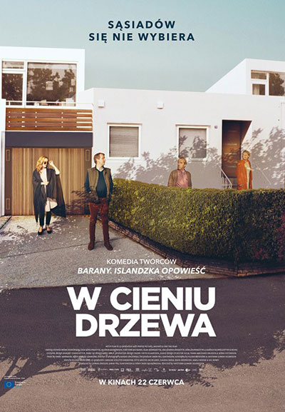 w cieniu drzewa